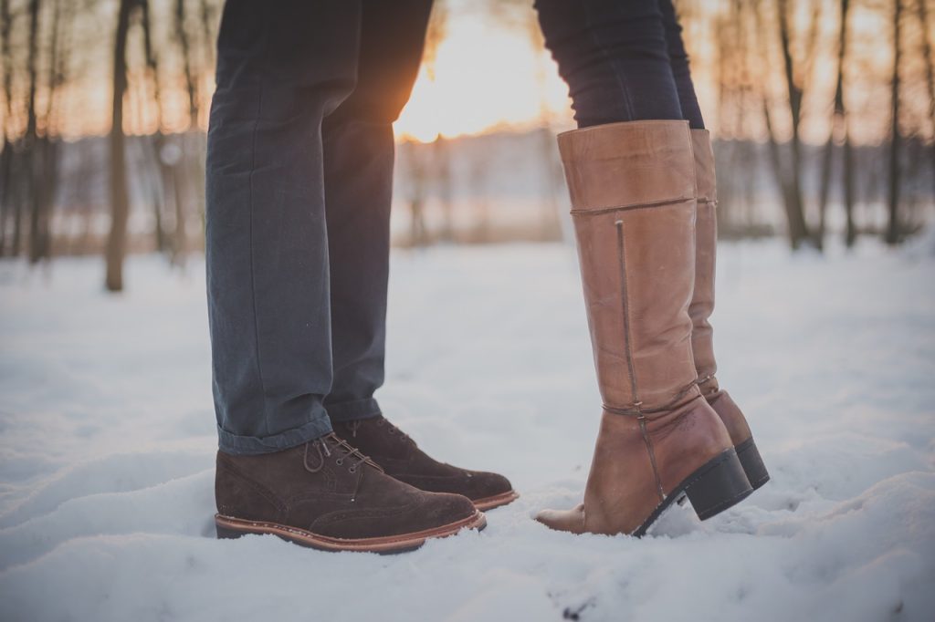 kissing couple, man, feet-1209043.jpg